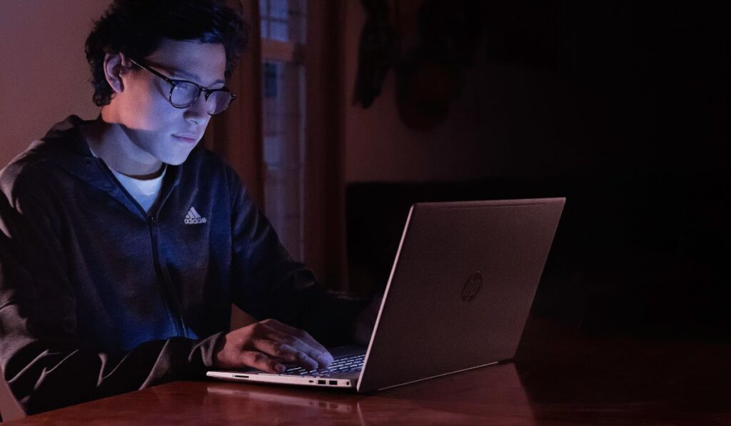 Man using an HP laptop