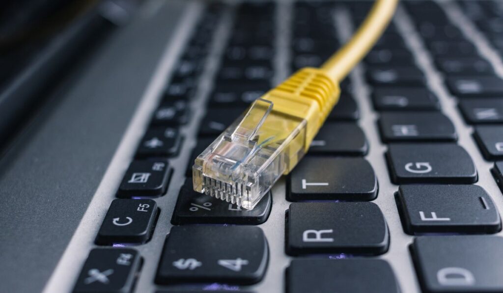 Клавиатура ноутбука с кабелем Ethernet