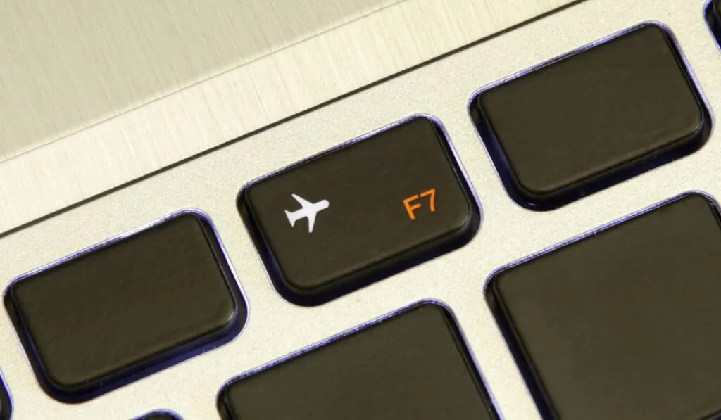 Компьютерная клавиша f7 включает выключение безопасного режима полета самолета