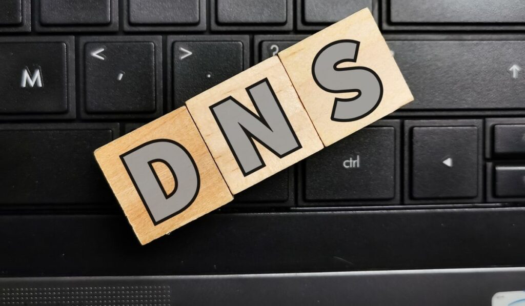 Деревянные кубики с алфавитами DNS на кнопках клавиатуры